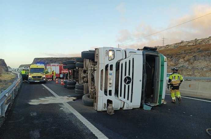Man injured after truck overturns on the TF-1 near Güímar