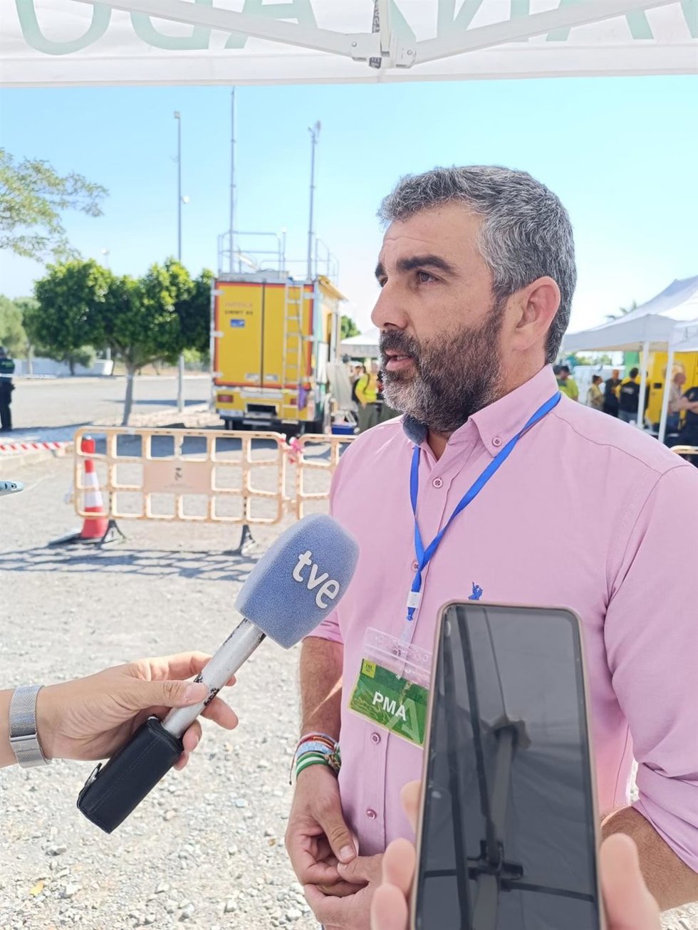 El alcalde de Alosno, Francisco José Suero Toronjo, atiende a los medios en el Puesto de Mando Avanzado del incendio que se inició el lunes en Villanueva de los Castillejos.