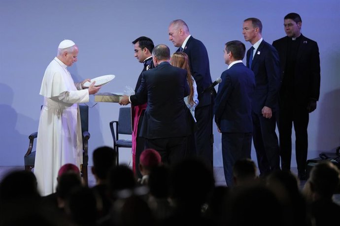 El Papa León XIV (i) durante la visita al centro penitenciario ‘Brians 1’, a 10 de junio de 2026, en Barcelona, Catalunya (España). La visita se enmarca dentro de los actos que el Pontífice realiza durante su viaje apostólico a España. Durante la visita e