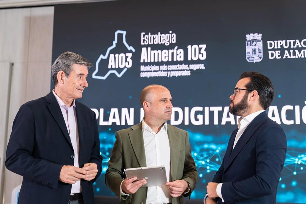 En el centro, el presidente de la Diputación de Almería, José Antonio García Alcaina, junto a los diputados provinciales Manuel Cortés y Álvaro Izquierdo.