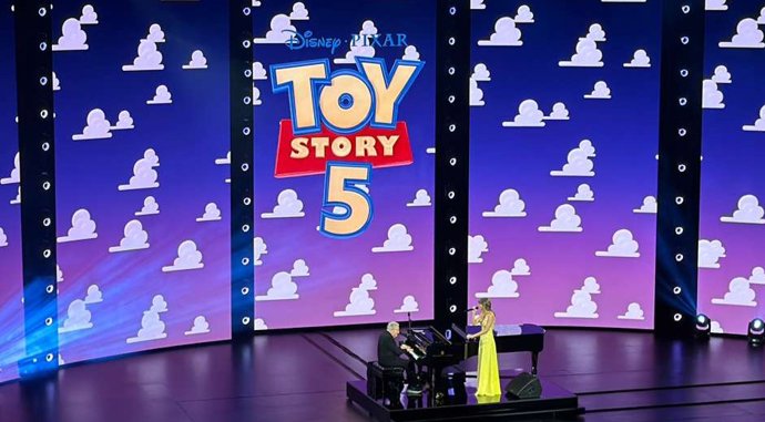 aylor Swift sorprende en la premiere de Toy Story 5