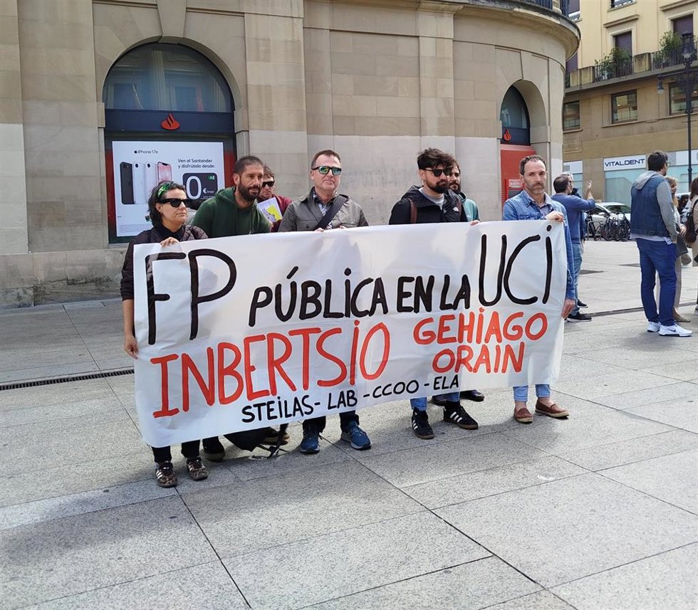 Concentración en Pamplona de los sindicatos Steilas, LAB, ELA y CCOO convocada de forma paralela al Consejo Navarro de FP