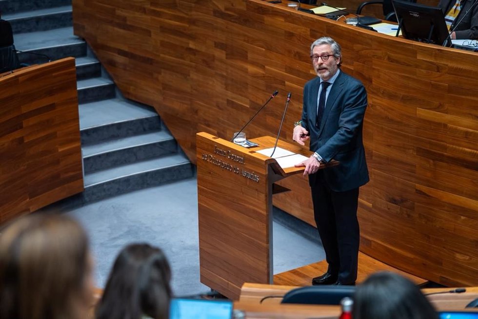 El diputado de Vox Asturias Javier Jové durante la defensa de su iniciativa este miércoles en la Junta General del Principado.