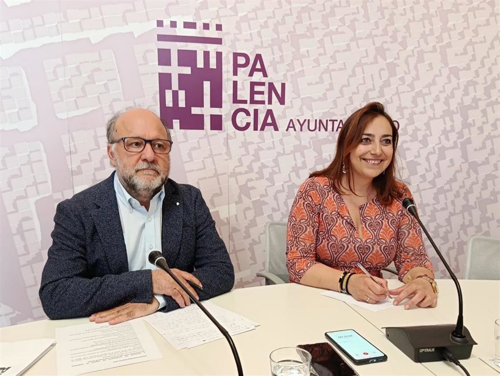 El concejal de Hacienda, Carlos Hernández,  y la alcaldesa, Miriam Andrés, durante la presentación de la liquidación del presupuesto municipal.