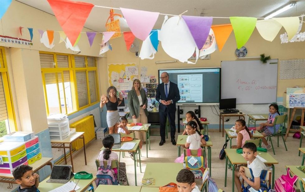 El consejero de Educación y Formación Profesional, Víctor Marín, y la alcaldesa de Cartagena, Noelia Arroyo, han visitado el CEIP Vicente Medina