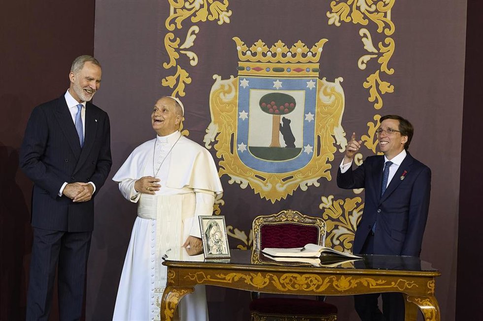El Rey Felipe VI, el alcalde de Madrid, José Luis Martínez-Almeida, durante la entrega la Llave de Oro de la Villa de Madrid al Papa León XIV, en la Plaza de Cibeles