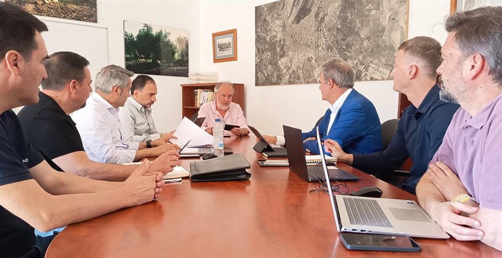 El concejal Francisco Lechuga (c), en la reunión con responsables de la concesionaria de la iluminación pública, fuentes ornamentales y semáforos.