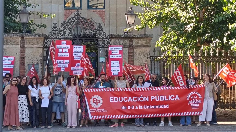 Concentración convocada por la Federación de Enseñanza de CCOO de Extremadura a las puertas del Equipo de Orientación Educativa y Psicopedagógica de Plasencia para denunciar la situación de sobrecarga que padecen estos equipos.