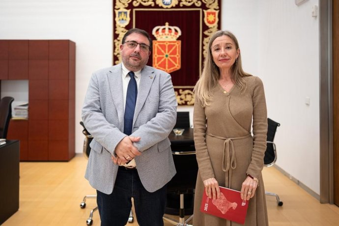 El presidente del Parlamento de Navarra, Unai Hualde, junto a Ana Clara Villanueva, presidenta del Consejo de Navarra