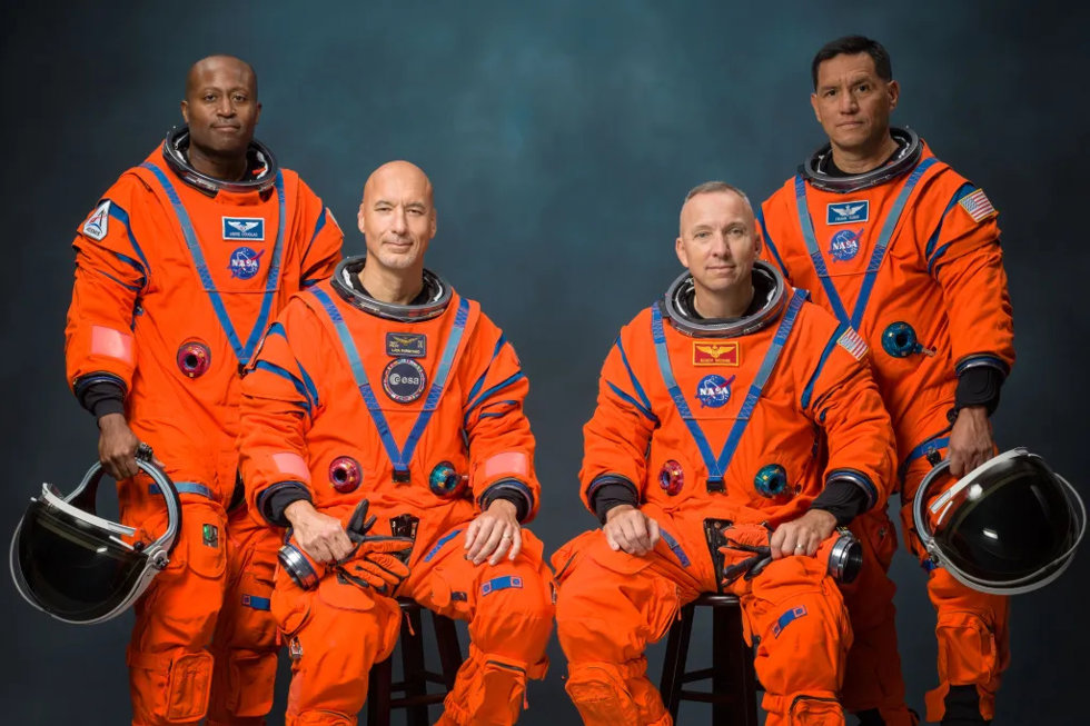 La tripulación de Artemis III posa para una foto oficial en sus trajes espaciales naranjas (de izquierda a derecha: Andre Douglas, Luca Parmitano, Randy Bresnik y Frank Rubio).