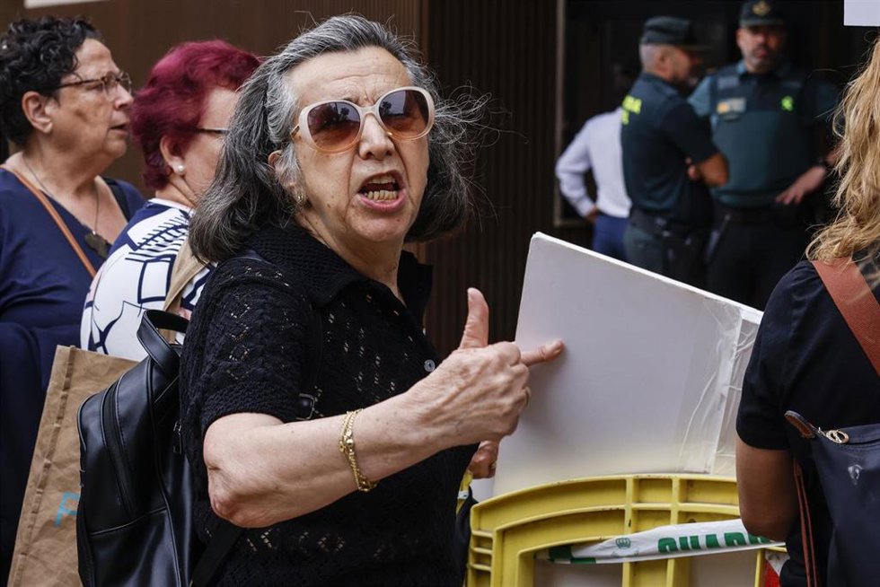 Dolores, quien perdió a su marido y sus hijos en la dana, en los juzgados de Catarroja