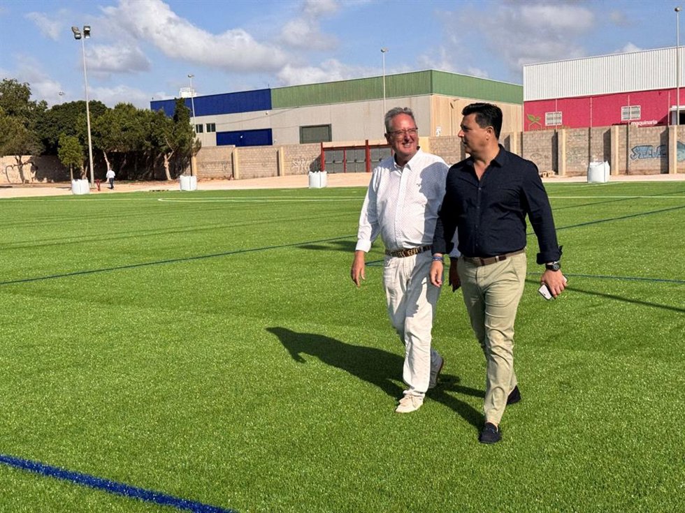 Visita al nuevo campo de fútbol en las instalaciones del colegio 'Joaquín Carrión' de San Javier