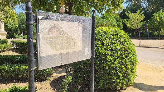 Estado actual de una de las señaléticas del Parque de María Luisa, que será objeto de renovación