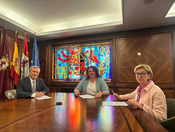La concejala de Bienestar Social y Juventud de León, Vera López (centro), y el presidente del Colegio Oficial de Odontólogos y Estomatólogos de León, Francisco José García Lorente (izquierda), han firmado un convenio de colaboración.