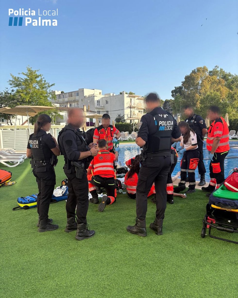Rescatan a un joven tras sufrir un ahogamiento en la piscina de un hotel de Playa de Palma.