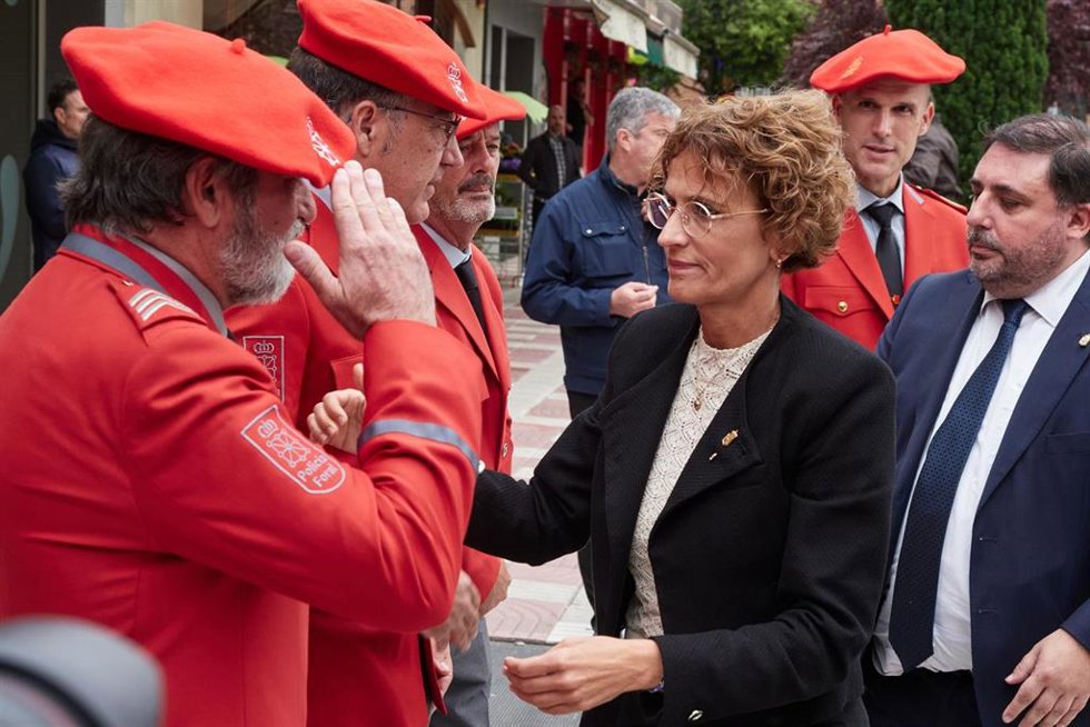 Foto de archivo de la presidenta del Gobierno de Navarra, María Chivite saludando a mandos de la Policía Foral en su visita al tanatorio para dar el pésame a las familias de los cinco policías forales fallecidos en accidente de tráfico.