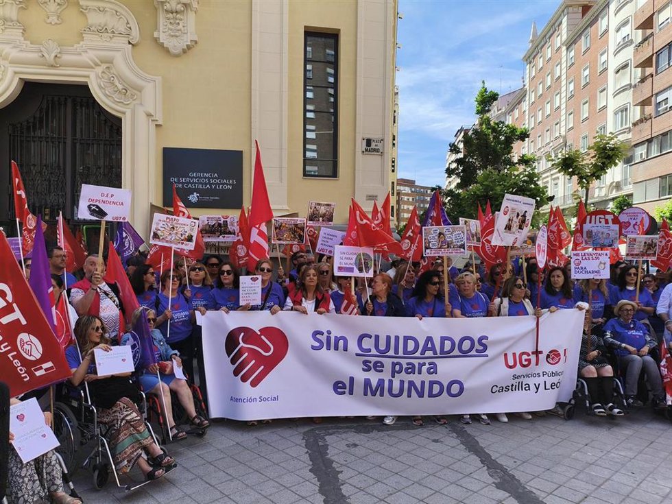 Concentración convocada por UGT en Valladolid para reclamar mejores condiciones en el sistema de Dependencia.