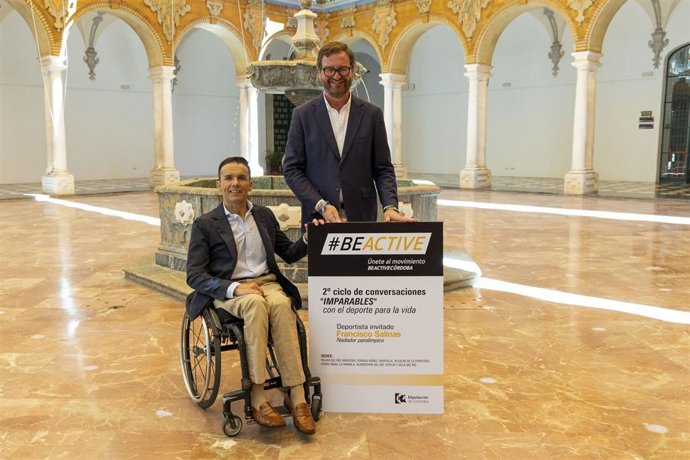El delegado de Deportes, Antonio Martín, y el nadador paralímpico Paco Salinas en la presentación del ciclo 'Imparables'.