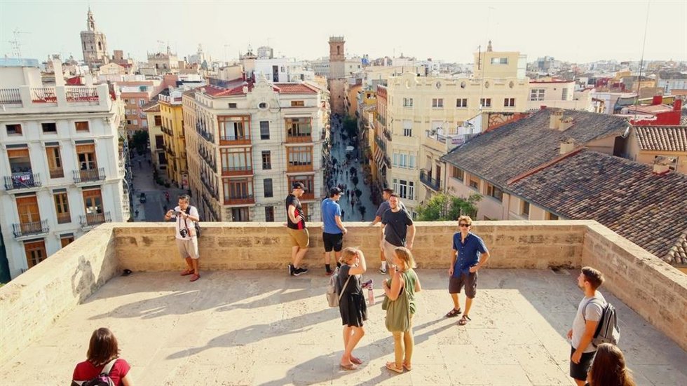 Turistas en la Torre de Los Serranos.