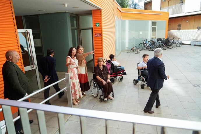 La consejera de Fomento, Articulación del Territorio y Vivienda en funciones, Rocío Díaz (3i), supervisa las instalaciones del inmueble tras participar en el acto de entrega de llaves de dos viviendas públicas a Cocemfe Sevilla  