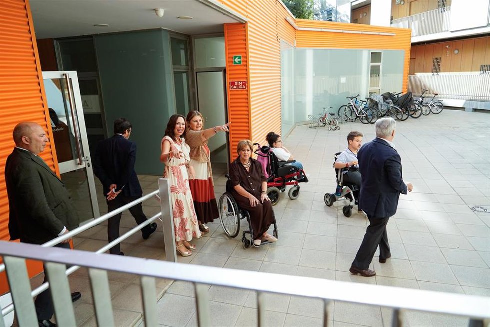 La consejera de Fomento, Articulación del Territorio y Vivienda en funciones, Rocío Díaz (3i), supervisa las instalaciones del inmueble tras participar en el acto de entrega de llaves de dos viviendas públicas a Cocemfe Sevilla  