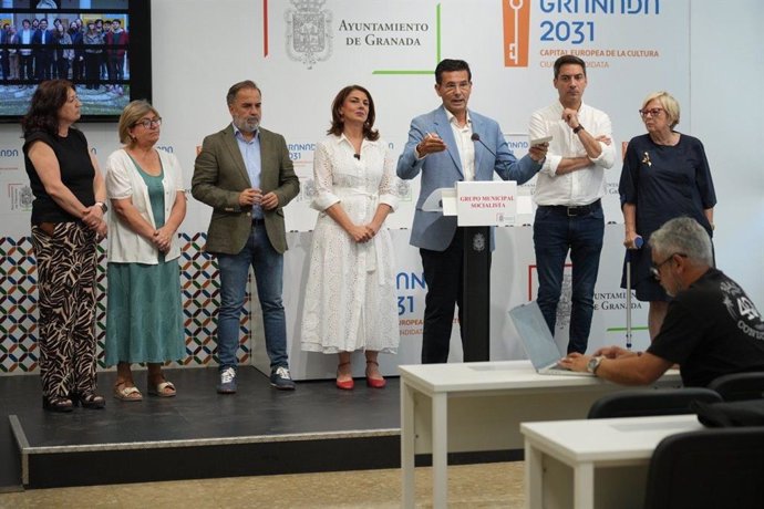 Paco Cuenca se despide como concejal en el Ayuntamiento de Granada acompañado de sus compañeros del grupo socialista,