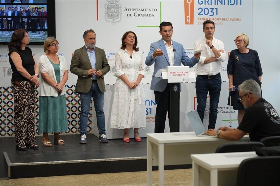 Paco Cuenca se despide como concejal en el Ayuntamiento de Granada acompañado de sus compañeros del grupo socialista,