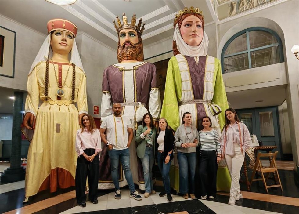 El equipo que ha trabajado en los trajes con los dos gigantones a su espalda.