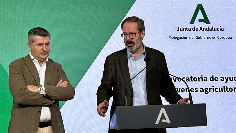 Adolfo Molina interviene, junto a Francisco Acosta, en la Delegación del Gobierno andaluz en Córdoba.