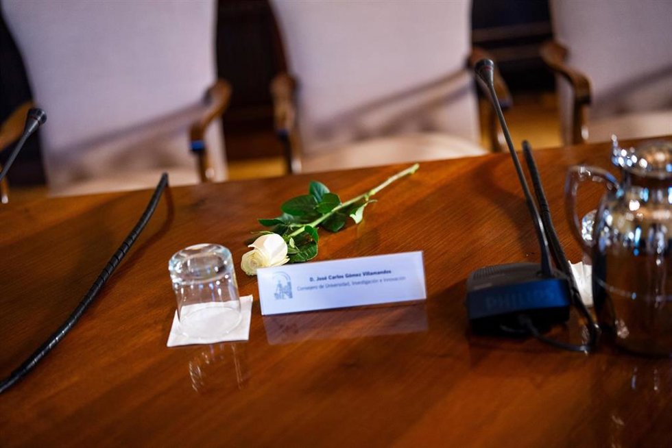 Flor colocada sobre la mesa del consejero andaluz fallecido José Carlos Gómez Villamandos.