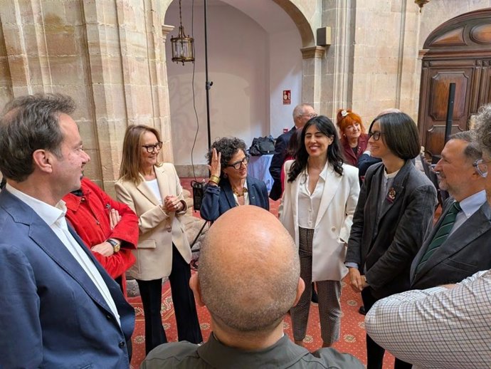 Miembros del jurado del Premio Princesa de Asturias de las Letras 2026 charlan antes de la lectura del fallo.