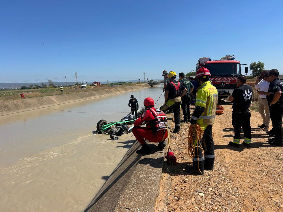Rescate de un hombre tras caer su coche en un canal en Brenes (Sevilla)
