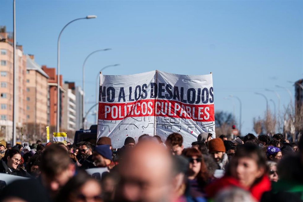 Archivo - Manifestantes portan una pancarta con lema 'No a los desaolojos. 