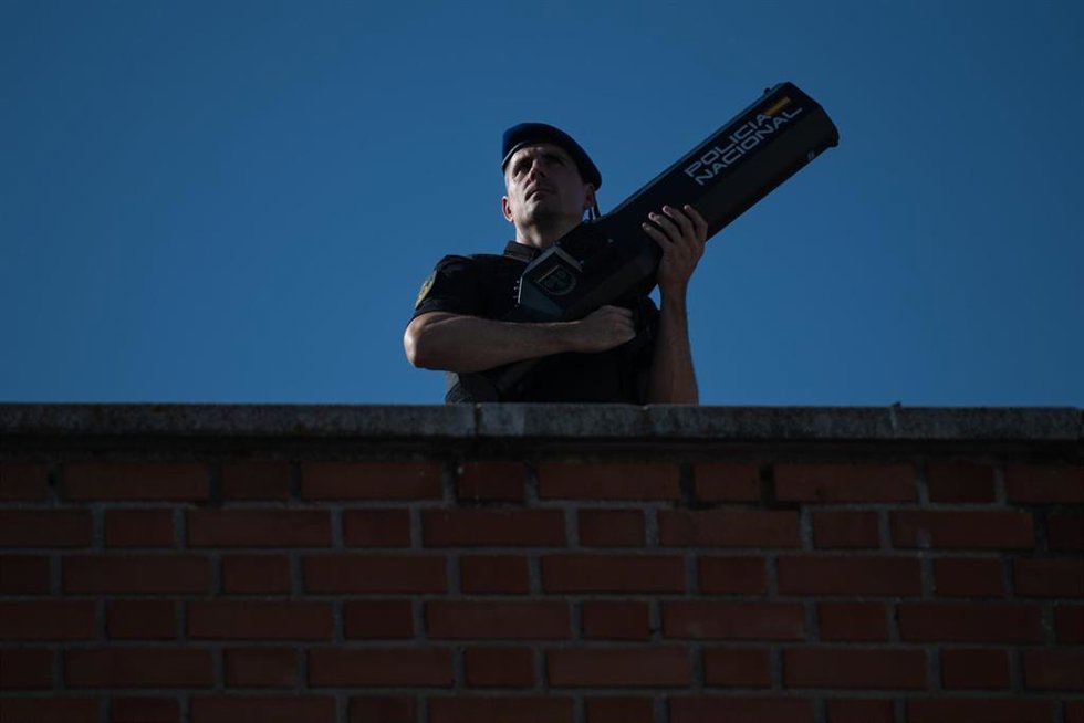 Un agente de la Policía Nacional trabaja en la seguridad durante la visita del Papa a los operadores y asistidos del proyecto social CEDIA 24 horas, a 6 de junio de 2026, en Madrid (España). El Papa León XIV visita el centro de información y acogida de Cá