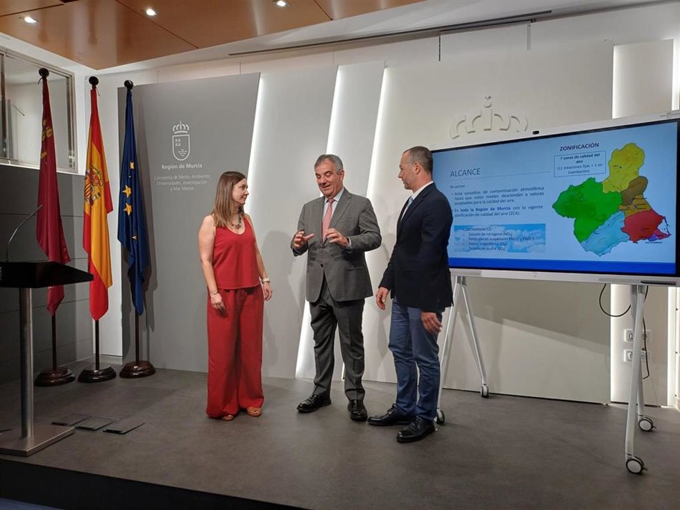 El consejero de Medio Ambiente, Industria, Universidades, Investigación y Mar Menor, Juan María Vázquez, junto al director general de Medio Ambiente, Juan Antonio Mata, y la jefa de servicio de Planificación y Calidad Ambiental, Isabel Costa