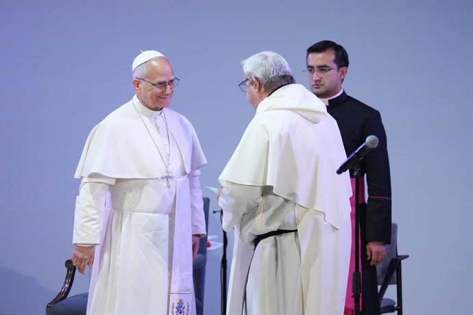 O Papa Leão XIV (I) durante a visita ao centro penitenciário “Brians 1”, em 10 de junho de 2026, em Barcelona, Catalunha (Espanha). A visita faz parte das atividades que o Pontífice realiza durante sua viagem apostólica à Espanha. Durante a visita e