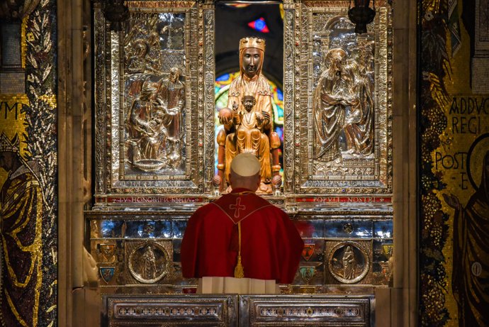 El Papa León XIV saluda a la Virgen de Montserrat 'La Moreneta' durante la celebración de la oración del Santo Rosario, a 10 de junio de 2026, en la Abadía de Nuestra Señora de Montserrat, Barcelona, Catalunya (España).