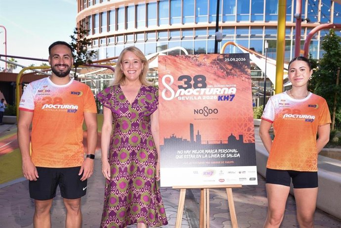 La delegada de Deportes del Ayuntamiento de Sevilla, María Tena, en la presentación de la Carrera Nocturna del Guadalquivir