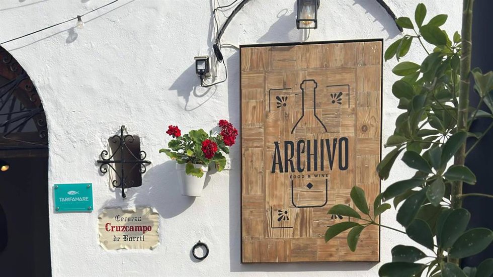 Archivo, una casa de comidas contemporánea que reinterpreta la cocina gaditana en Tarifa