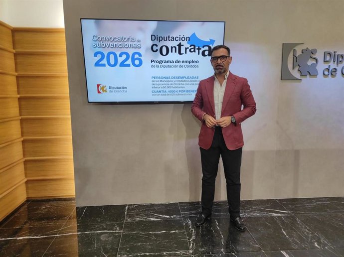 El responsable de Desarrollo Económico, Promoción y Empleo, Félix Romero, informa sobre el programa 'Diputación Contrata'.