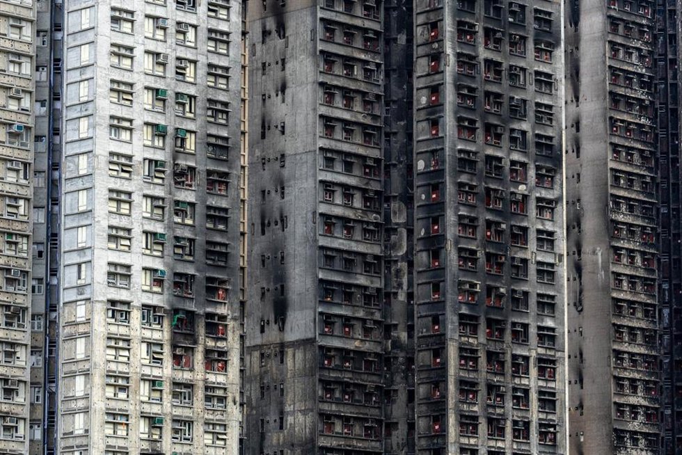 Imagen de archivo del complejo de rascacielos incendiado en Hong Kong.