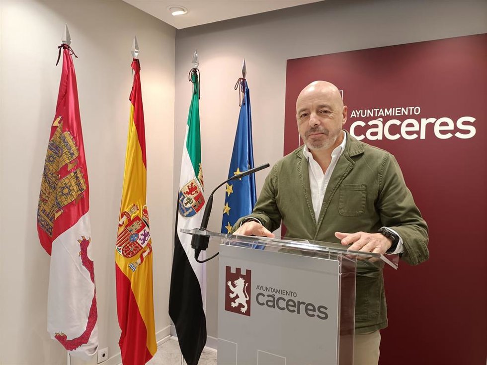 Archivo - El concejal de Servicios Públicos de Cáceres, Pedro Muriel, en una foto de archivo
