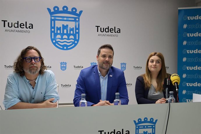 El alcalde de Tudela, Alejandro Toquero (c), la concejala de Educación, Laura Casanova, y el director de la Escuela-Conservatorio Municipal de Música 'Fernando Remacha', Diego Ramírez, presentan los actos por el 50º aniversario del centro.