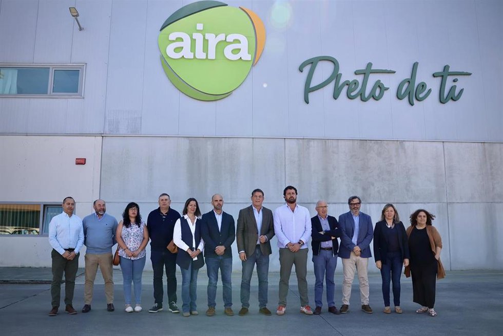 El secretario xeral del PSdeG, José Ramón Gómez Besteiro, junto a otros cargos socialistas, visita la Cooperativa Aira, en Taboada