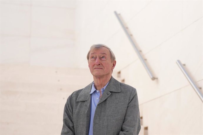 El escritor Julian Barnes durante la presentación de su libro ‘Despedidas’, en el CaixaForum, a 12 de mayo de 2026, en Barcelona, Catalunya (España). La presentación del libro coincide con su publicación en España y se enmarca en el festival literario de 