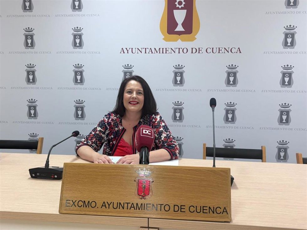 La portavoz del Equipo Gobierno del Ayuntamiento de Cuenca, Saray Portillo, en rueda de prensa.