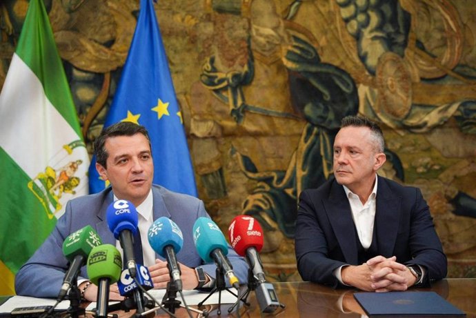 El alcalde de Córdoba, José María Bellido, con el presidente de la Fundación Les Arts i els Artistes de Barcelona, Xavier Bassons.