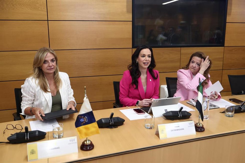 (I-D) La consejera de Sanidad de Canarias, Esther María Monzón; la consejera de Sanidad de Extremadura, Sara Gª Espada; la consejera de Sanida de Madrid, Fátima Matute, durante la reunión extraordinaria del pleno del Consejo Interterritorial del Sistema N