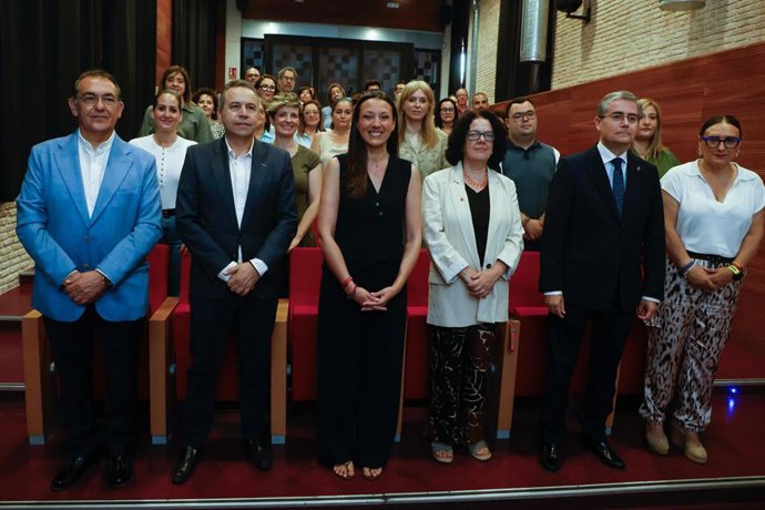 La consejera Carmen Conesa, con representantes de los municipios, empresas y servicios en la jornada sobre el nuevo SICTED
