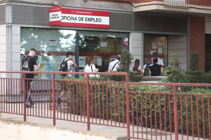 Varias personas hacen cola en una Oficina de Empleo, a 2 de junio de 2026, en Madrid (España). 